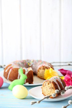 Mavi ahşap tablo Easter kek