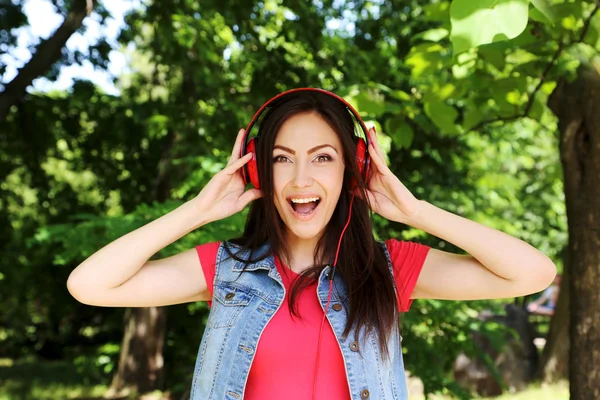 Mooie vrouw luisteren muziek — Stockfoto