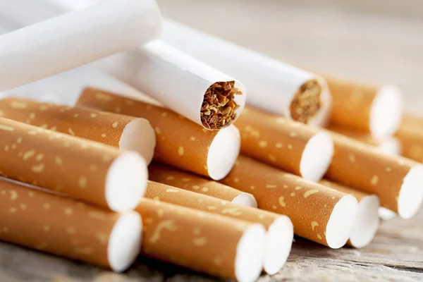 Tabaco cigarros na mesa de madeira — Fotografia de Stock