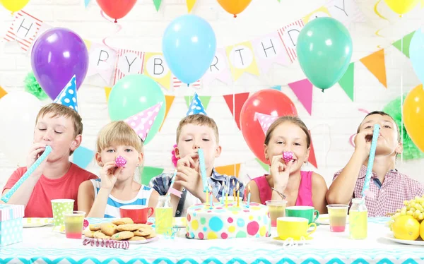 Niños divirtiéndose —  Fotos de Stock