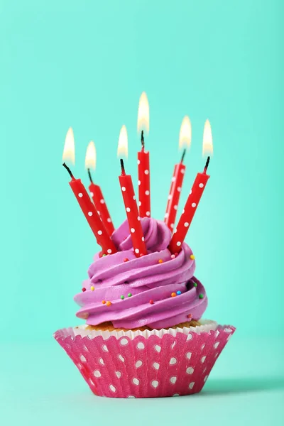 Smakelijke cupcake met kaarsen — Stockfoto