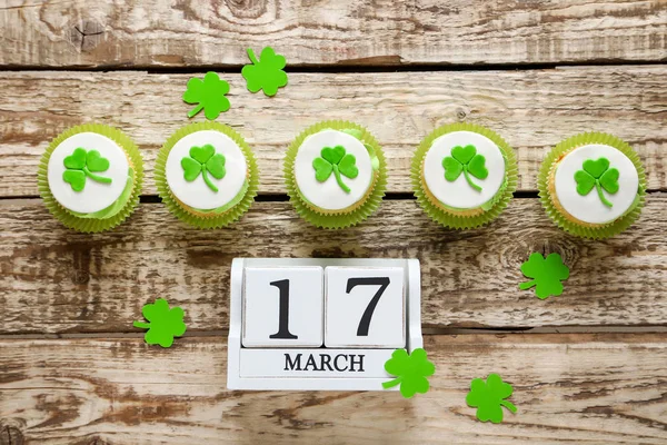 Cupcakes de San Patricio con hoja de trébol — Foto de Stock