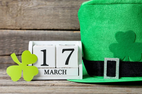 Grünes Kleeblatt mit Kalender — Stockfoto