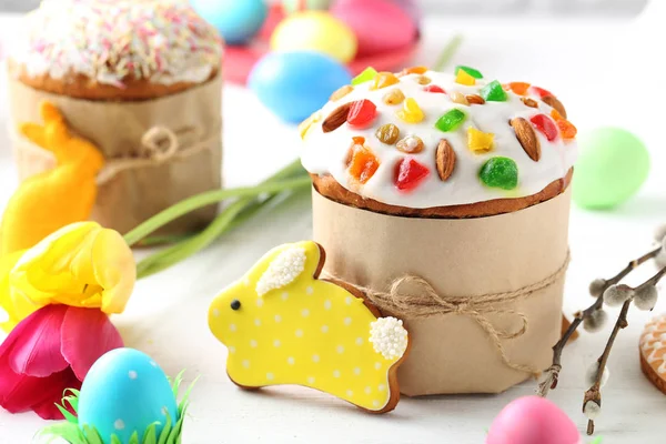 Gâteaux de Pâques sur table blanche — Photo