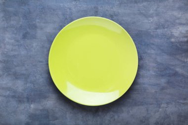 Plaka üzerinde ahşap masa