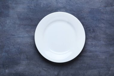  Plaka üzerinde ahşap masa