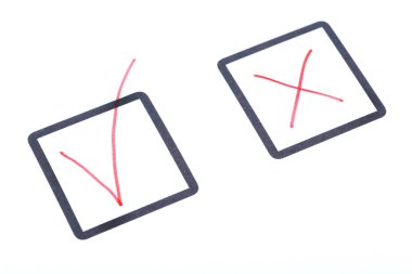 beyaz kağıt üzerinde onay kutuları ile denetim listesi