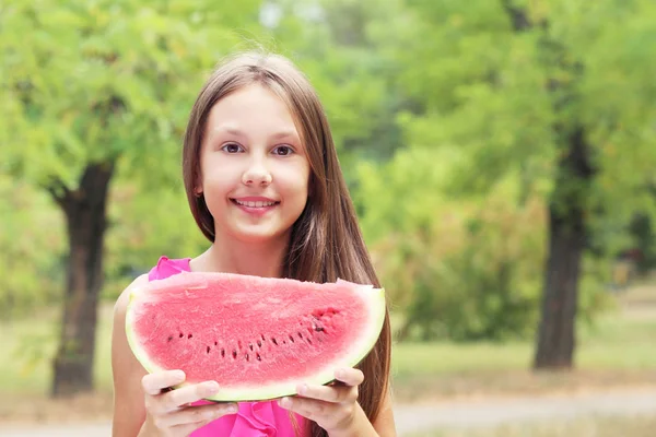Gadis kecil dengan irisan semangka — Stok Foto