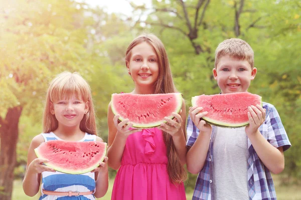 Anak-anak dengan irisan semangka — Stok Foto