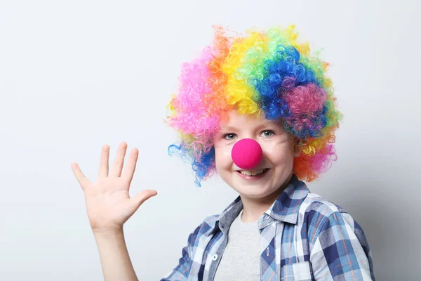 Junge im Clownskostüm — Stockfoto
