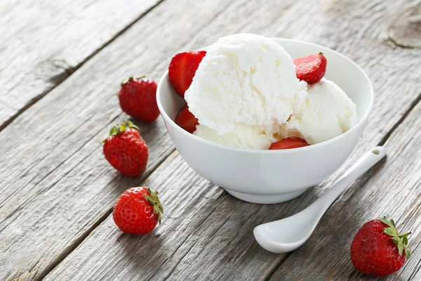 Eis in Schüssel mit Erdbeeren — Stockfoto