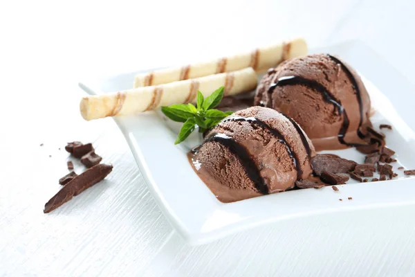 Gelato al cioccolato sul piatto — Foto Stock