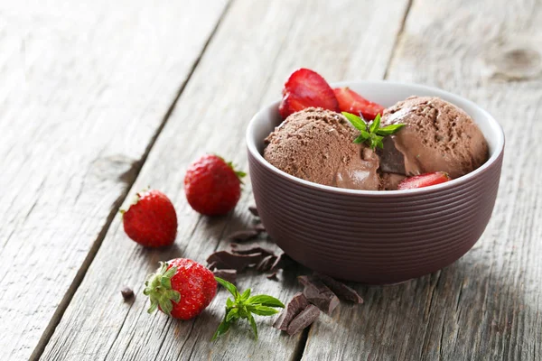 Helado en tazón con fresas —  Fotos de Stock