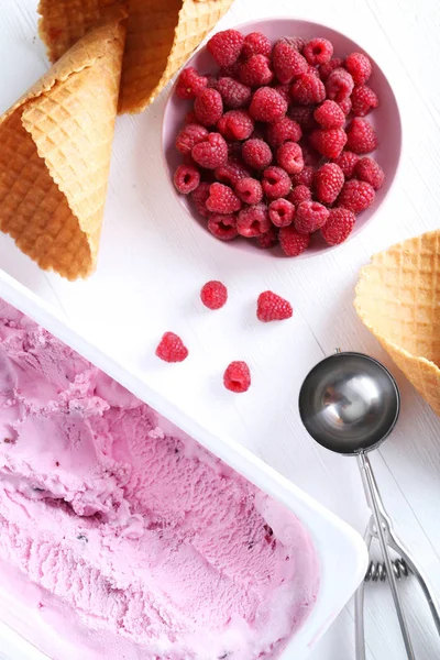 산딸기와 아이스크림 와플 콘 — 스톡 사진