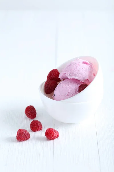 라스베리와 그릇에 아이스크림 — 스톡 사진
