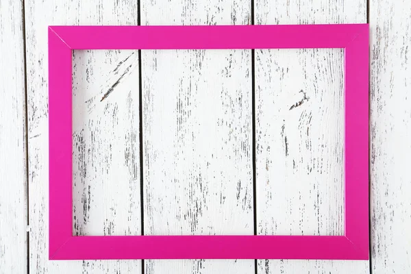 Розовая рамка на белом деревянном фоне — стоковое фото