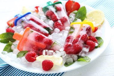 Dondurmayı masada çilek ile