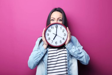 kadın tutarak saati