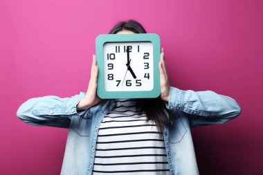 kadın tutarak saati