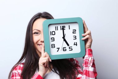 kadın tutarak saati