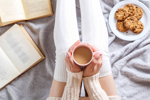 Женщина с кофе на кровати
