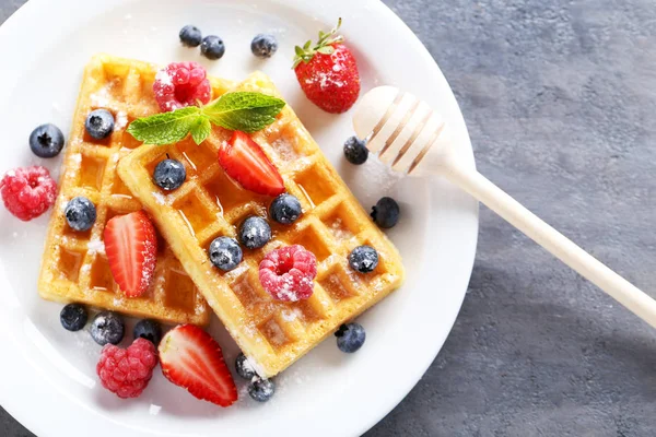 Waffles caseiros com bagas — Fotografia de Stock