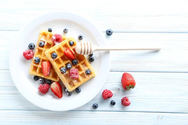 Waffles caseiros com bagas — Fotografia de Stock