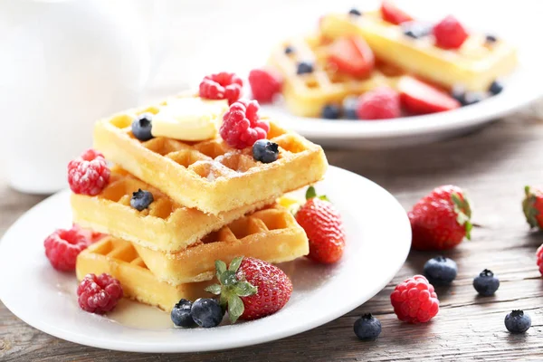 Waffles caseiros com bagas — Fotografia de Stock