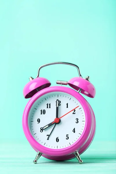 Рожевий будильник — стокове фото
