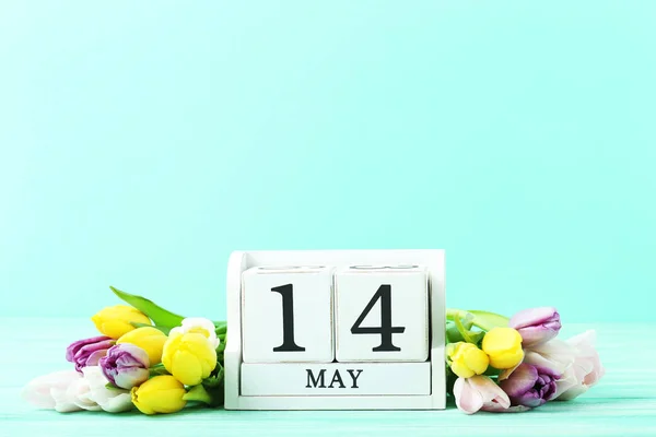 Bouquet di tulipani con calendario — Foto Stock