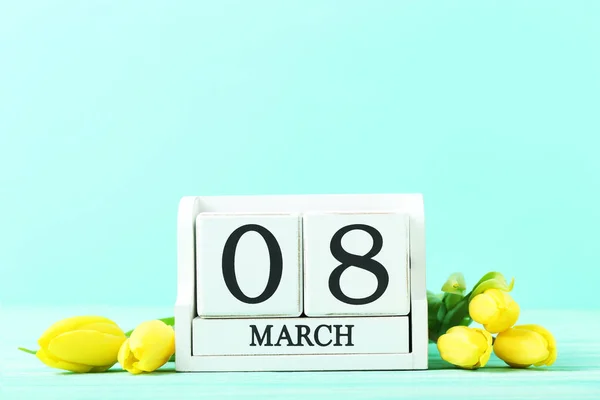 Buquê de tulipas com calendário — Fotografia de Stock