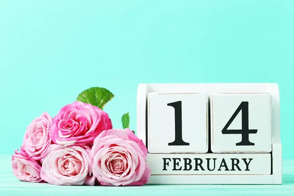 Rose con calendario a cubo — Foto Stock