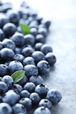 Olgun ve lezzetli yaban mersini masada