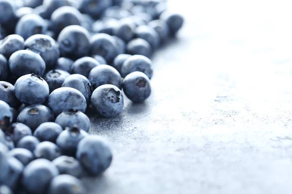 Reife und schmackhafte Blaubeeren auf dem Tisch — Stockfoto