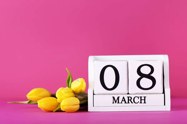 Bukett med tulpaner med kalender — Stockfoto