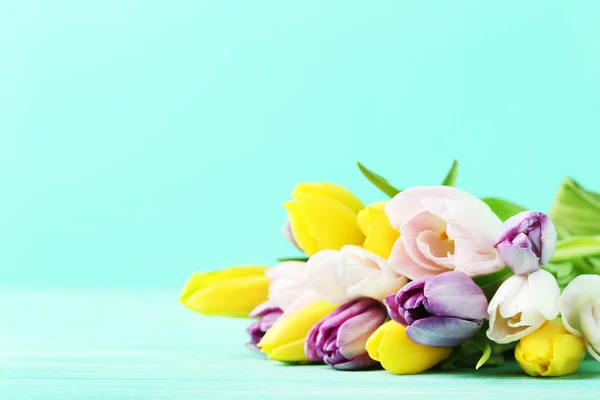 Букет тюльпанов на столе — стоковое фото