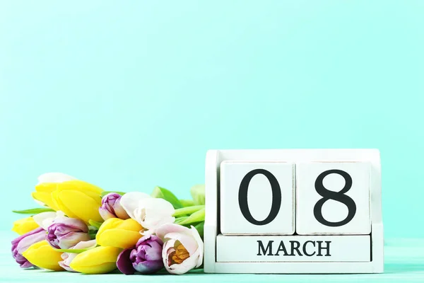 Bouquet of tulips with calendar on table — Stock Photo, Image