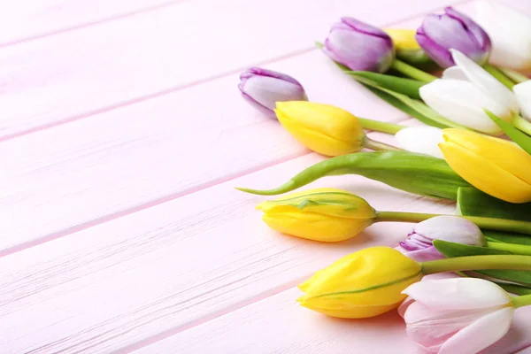 Bouquet di tulipani sul tavolo — Foto Stock