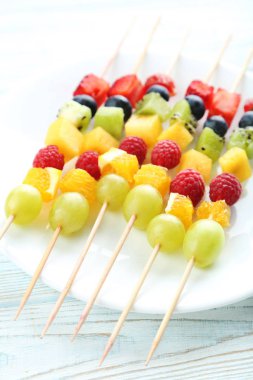 Taze meyve şiş üzerinde 