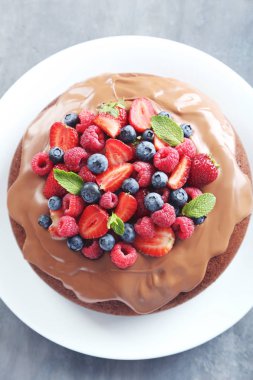 Ev yapımı çikolatalı kek çilek ile