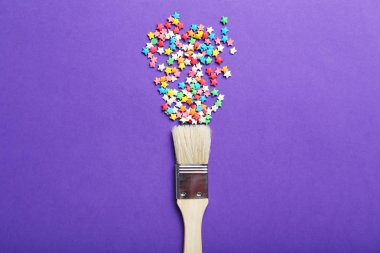 Boya fırçası ile renkli sprinkles