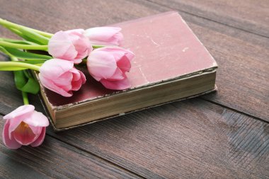 Eski kitap ile Lale buketi