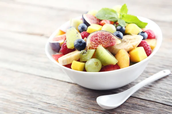 Färsk fruktsallad på bordet — Stockfoto