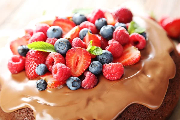 Domowe ciasto czekoladowe z owocami — Zdjęcie stockowe