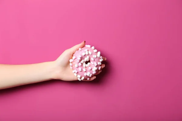 Kvinnlig hand innehav sweet donut — Stockfoto