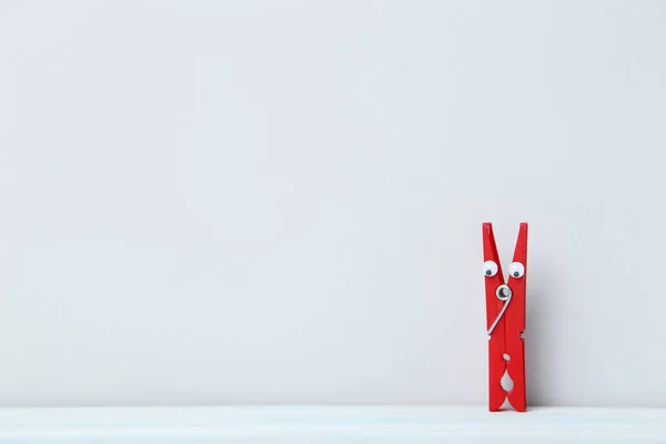 Rote Wäscheklammer aus Kunststoff — Stockfoto