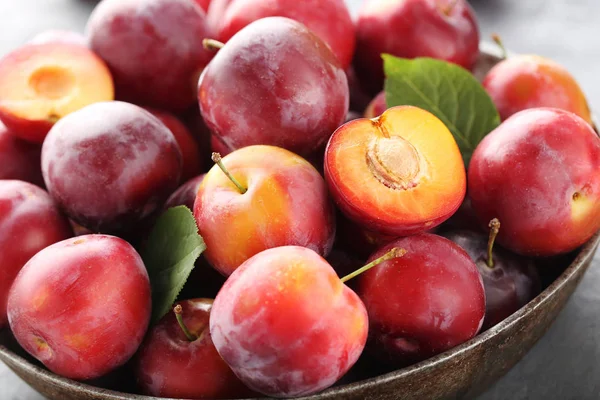 Ciruelas rojas frescas —  Fotos de Stock