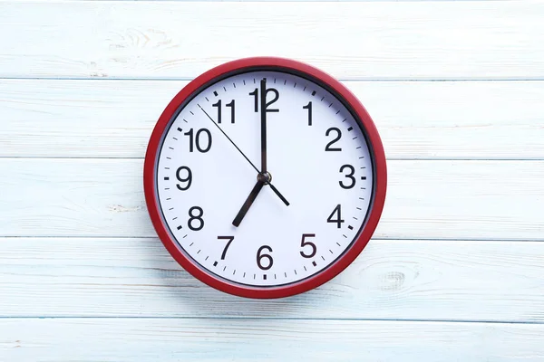 Kırmızı yuvarlak ahşap masa saati — Stok fotoğraf