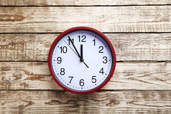 Reloj redondo sobre mesa de madera — Foto de Stock
