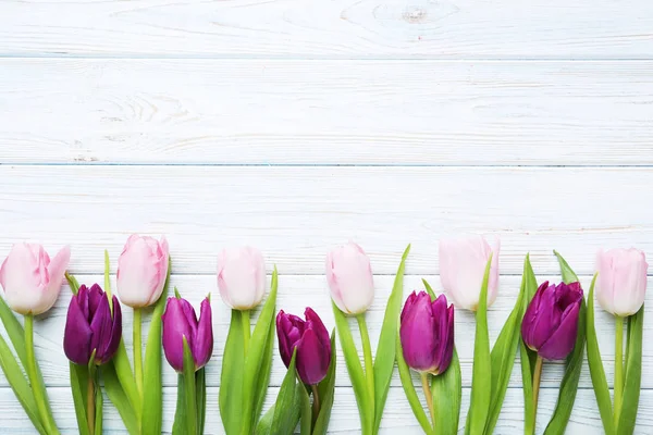 Ramo de tulipanes en la mesa — Foto de Stock